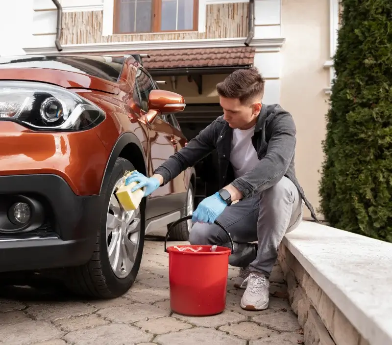 Lavage auto à domicile Val-d-Oise : professionnel intervenant sur un véhicule